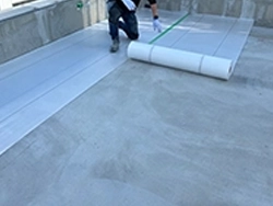 シート防水　絶縁シート敷き込み