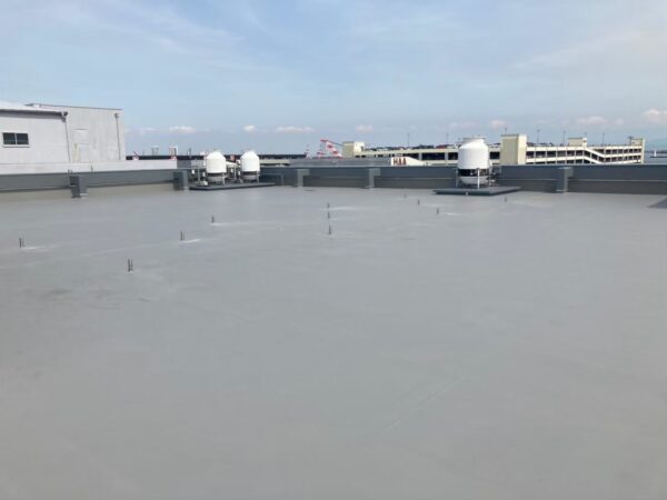八尾市にて屋上雨漏り修理〈破れ・膨れのある防水シートを張り替え〉の施工後写真
