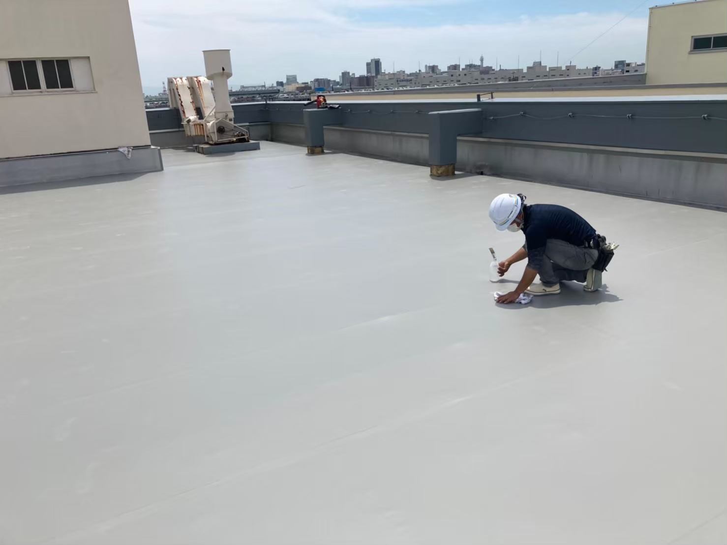 八尾市にて屋上雨漏り修理〈破れ・膨れのある防水シートを張り替え〉